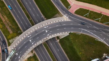 Çok katlı bir kavşağın üzerinden uçmak. Toplu taşıma görünür durumda. Şehir havası fotoğrafçılığı.