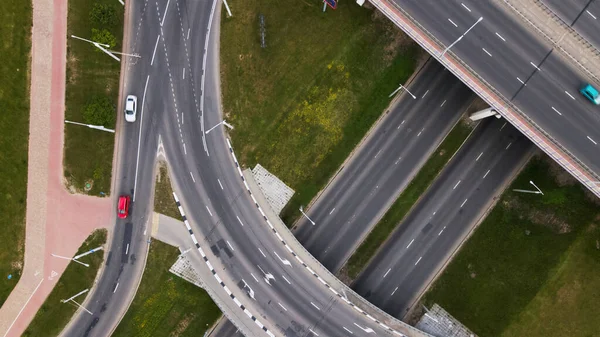 Çok katlı bir kavşağın üzerinden uçmak. Toplu taşıma görünür durumda. Şehir havası fotoğrafçılığı.