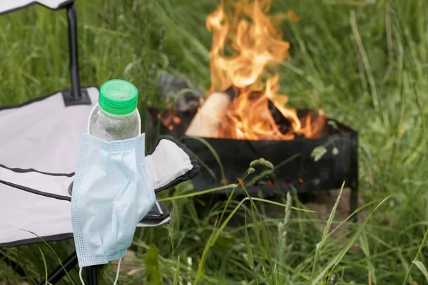Medical Mask Hanging Water Bottle Bottle Installed Camping Chair Nearby — Stock Photo, Image
