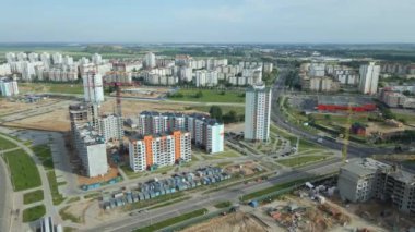 Yeni kentsel gelişimin havadan görüntüsü. Yeni evler inşa ediliyor..