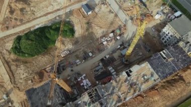 Yeni kentsel gelişimin havadan görüntüsü. Yeni evler inşa ediliyor. İnşaat alanının yanında modern bir yol var.