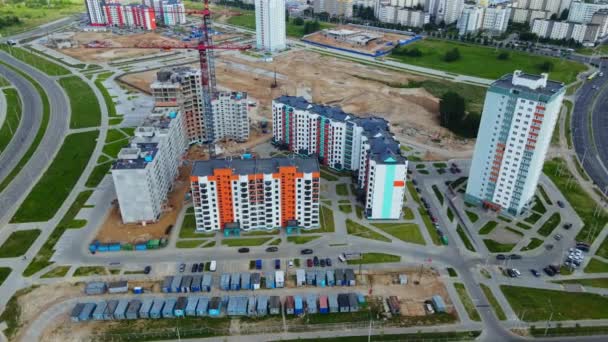 Letecký pohled na nový urbanistický rozvoj. Staví se nové domy. Let v kruhu kolem bloku ve výstavbě. — Stock video