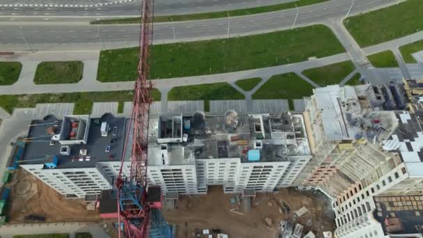 Luchtfoto van de nieuwe stedelijke ontwikkeling. Er worden nieuwe huizen gebouwd. Er is een moderne weg naast de bouwplaats. — Stockvideo