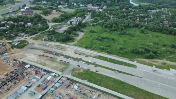 Vista aérea do novo desenvolvimento urbano. Estão a ser construídas novas casas. Local de construção nos arredores da cidade. — Vídeo de Stock