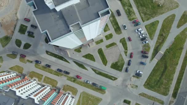 Luchtfoto van de nieuwe stedelijke ontwikkeling. Er worden nieuwe huizen gebouwd. Vlieg over de daken met de camera neer. — Stockvideo