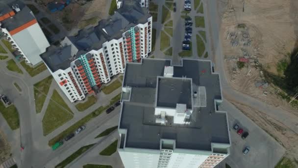 新しい都市開発の空中ビュー。新しい家が建設されている。屋根の上を旋回しカメラを下に. — ストック動画
