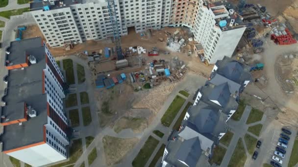 新しい都市開発の空中ビュー。新しい家が建設されている。建物の中央にはタワークレーンがあります。. — ストック動画