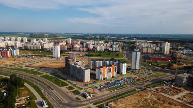Yeni kentsel gelişimin havadan görüntüsü. Yeni evler inşa ediliyor. Turnalar görünür..