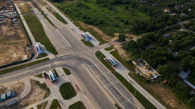 Yeni kentsel gelişimin havadan görüntüsü. Şehrin kenar mahallelerinde inşaat alanı.