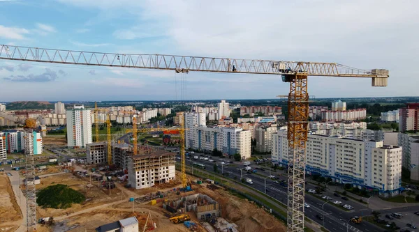 新しい都市開発の空中ビュー 新しい家が建設されている 鶴が見える — ストック写真