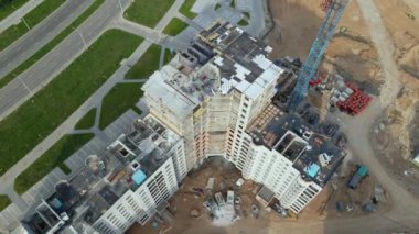 İnşaat alanının hava fotoğrafları. Modern çok katlı binaların yapımı. İnşaat alanından çıkarken kamerayı indir..