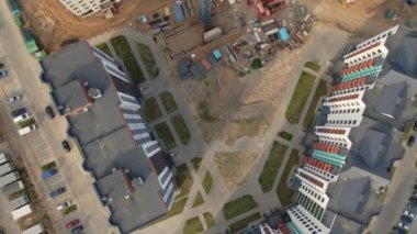 İnşaat alanının hava fotoğrafları. Modern çok katlı binaların yapımı. İnşaat vinçleri görülebilir. Sitenin üzerinden kalkış.