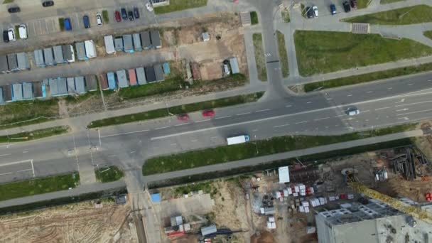 Fotografia aérea do estaleiro. Construção de edifícios modernos de vários andares. Voo sobre telhados com uma câmera abaixada — Vídeo de Stock