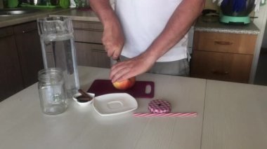 Detoks suyu hazırlanıyor. Elma, tarçın ve anason. Elma ve baharatla doldurulmuş yemek suyu..