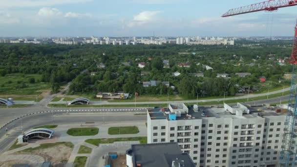 Légi felvétel az építkezésről. Repülés a terület felett a zöld zóna felé. — Stock videók