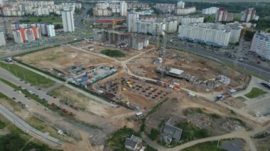 İnşaat alanının hava fotoğrafları. Modern bir şehir bloğunun inşaatı başlıyor. İnşaat vinçleri bölgede..