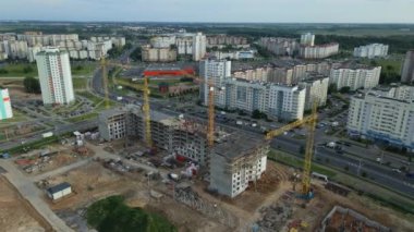 Yeni kentsel gelişimin havadan görüntüsü. Yeni evler inşa ediliyor. Binanın ortasında bir kule vinci var..