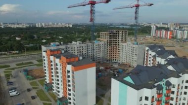 Yeni kentsel gelişimin havadan görüntüsü. Yeni evler inşa ediliyor. Binanın ortasında bir vinç var..