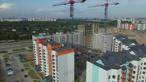 Aerial view of the new urban development. New houses are being built. There is a tower crane in the center of the building. — Stock Video