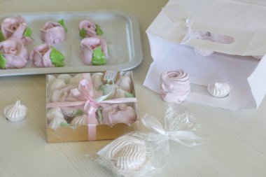 Hediye kutusunda lokum. Zephyr farklı şekillerde, klasik ve çiçek şeklinde. Beyaz bir yüzeyde yatıyor.