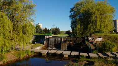 Şehir su sistemi. Nehir şehirde akıyor. Çeşmeler ve şelaleler. Hava fotoğrafçılığı.