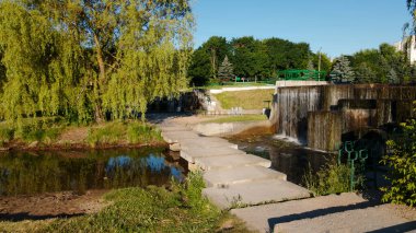 Şehir su sistemi. Nehir şehirde akıyor. Çeşmeler ve şelaleler. Hava fotoğrafçılığı.