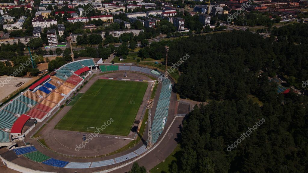 Estadio de fútbol en el parque de la ciudad. Se está construyendo una