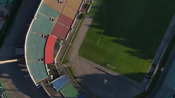 도시 공원에 있는 축구 경기장입니다. 녹색 들판 과서 있는 것을 볼 수있고 다른 색깔 로 칠해 놓았다. 카메라를 내리고 스탠드 위를 날아. 공중 촬영. — 비디오