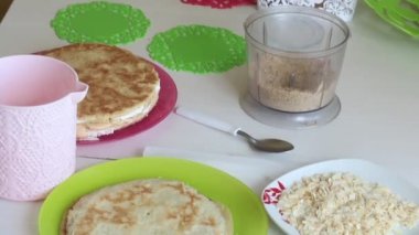 Pastayı pişiriyorum. Pastanın katmanları kremayla kaplı. Yemek pişirmek için gerekli malzemeler. Yakın çekim...