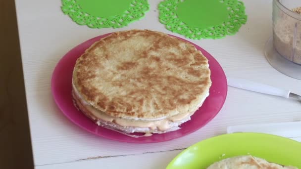 Cocinar el pastel. Las capas de la torta están untadas con crema. Primer plano de disparo. — Vídeo de stock