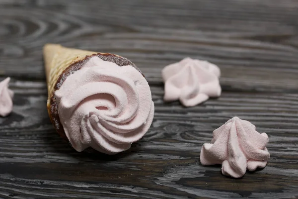 Cones Waffle Com Marshmallows Tábuas Pinheiro Escovado — Fotografia de Stock