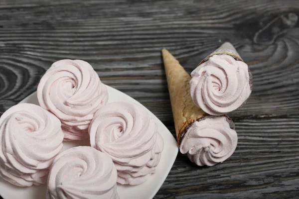 Marshmallow Talíři Vaflovací Kornouty Zephyrem Kartáčovaných Borovicových Deskách — Stock fotografie