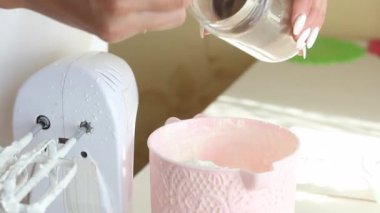 Bir kadın kremaya kakao ekler. Ev yapımı dondurma için bir dondurma hazırlıyor. Yakın çekim..