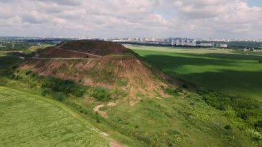 Ev atığı atık alanı. İşlem için kapatıldı. Çevre koruma. Yakın plan çekim. Şehir ufukta görünüyor. Hava fotoğrafçılığı.