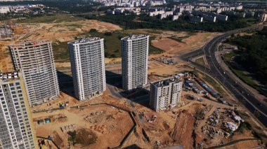 Modern şehir gelişimi. İnşaat alanında çok katlı binalar inşa ediliyor. Yeni bir şehir bloğu inşaatı. Hava fotoğrafçılığı.