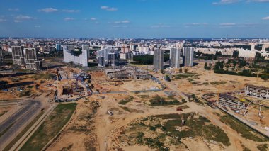 Modern şehir gelişimi. İnşaat alanında çok katlı binalar inşa ediliyor. Yeni bir şehir bloğu inşaatı. Hava fotoğrafçılığı.
