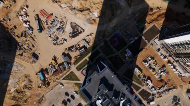 Modern şehir gelişimi. İnşaat alanında çok katlı binalar inşa ediliyor. Yeni bir şehir bloğu inşaatı. Hava fotoğrafçılığı.