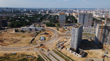 Modern şehir gelişimi. İnşaat alanında çok katlı binalar inşa ediliyor. Yeni bir şehir bloğu inşaatı. Hava fotoğrafçılığı.