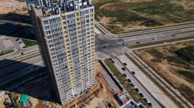 Modern şehir gelişimi. İnşaat alanında çok katlı binalar inşa ediliyor. Yeni bir şehir bloğu inşaatı. Hava fotoğrafçılığı.