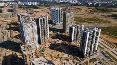 Modern şehir gelişimi. İnşaat alanında çok katlı binalar inşa ediliyor. Yeni bir şehir bloğu inşaatı. Hava fotoğrafçılığı.
