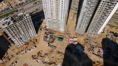 Modern şehir gelişimi. İnşaat alanında çok katlı binalar inşa ediliyor. Yeni bir şehir bloğu inşaatı. Hava fotoğrafçılığı.