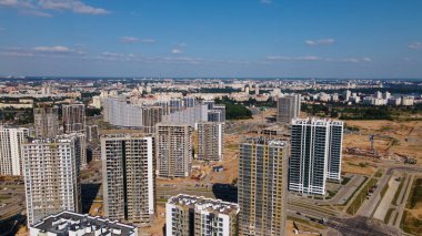 Modern şehir gelişimi. İnşaat alanında çok katlı binalar inşa ediliyor. Yeni bir şehir bloğu inşaatı. Hava fotoğrafçılığı.