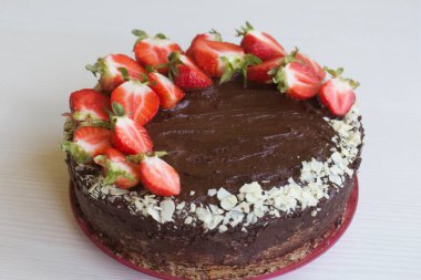 Fıstıklı ve çilekli çikolatalı pasta. Pasta yapma süreci. Yakın çekim..