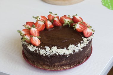 Fıstıklı ve çilekli çikolatalı pasta. Pasta yapma süreci. Yakın çekim..