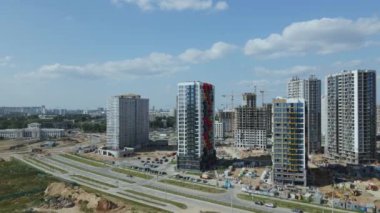 Modern şehir gelişimi. İnşaat alanında çok katlı binalar inşa ediliyor. Yeni bir şehir bloğu inşaatı. Hava fotoğrafçılığı.