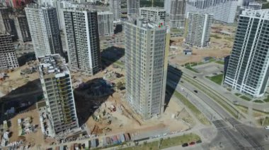 Modern şehir gelişimi. İnşaat alanında çok katlı binalar inşa ediliyor. Yeni bir şehir bloğu inşaatı. Hava fotoğrafçılığı.