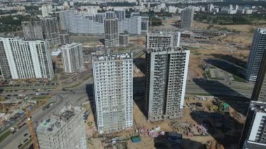 Modern şehir gelişimi. İnşaat alanında çok katlı binalar inşa ediliyor. Yeni bir şehir bloğu inşaatı. Hava fotoğrafçılığı.