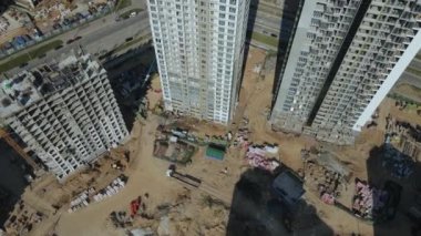 Modern şehir gelişimi. İnşaat alanında çok katlı binalar inşa ediliyor. Yeni bir şehir bloğu inşaatı. Hava fotoğrafçılığı.