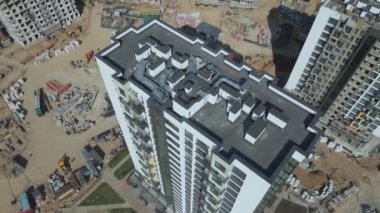 Modern şehir gelişimi. İnşaat alanında çok katlı binalar inşa ediliyor. Yeni bir şehir bloğu inşaatı. Hava fotoğrafçılığı.