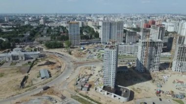 Modern şehir gelişimi. İnşaat alanında çok katlı binalar inşa ediliyor. Yeni bir şehir bloğu inşaatı. Hava fotoğrafçılığı.